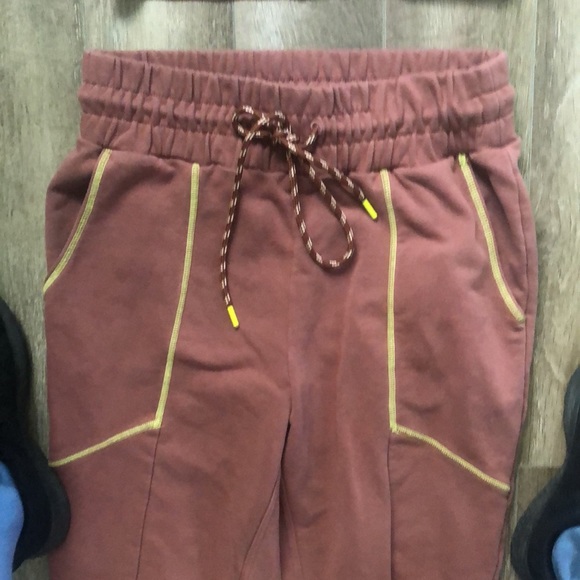 🥳2/$100🥳 Fabletics Iris sweatpants and Jameela Seamless Midi Bra set - Picture 4 of 12